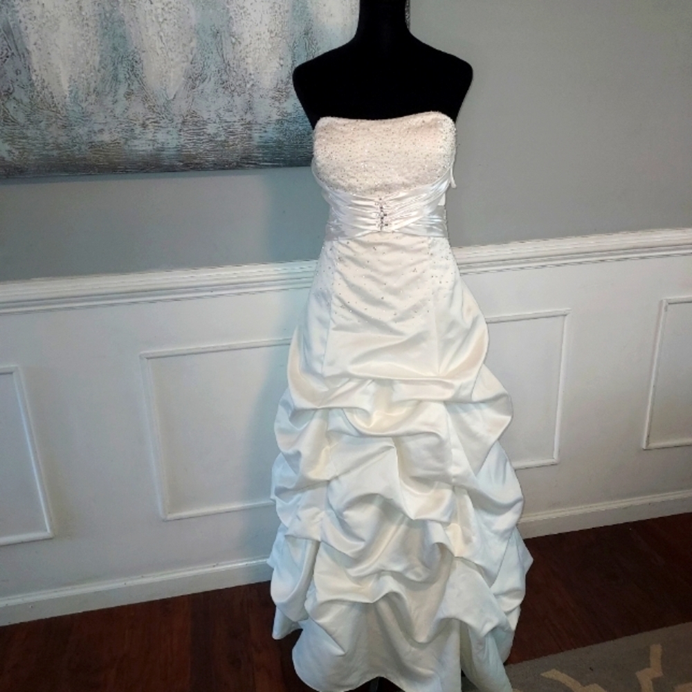 Jump  Apparel strapless wedding gown